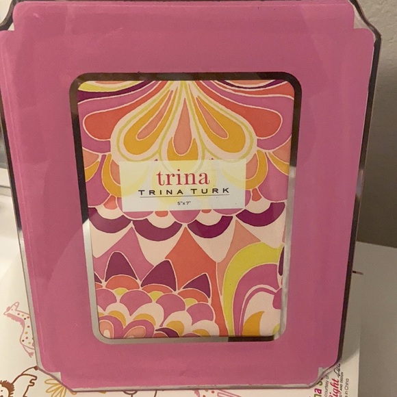 TRINA TURK Pink Trim Scalloped photo Frame 5" X 7" - Picture 4 of 5